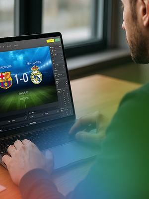 Joel Sierra preparando los pronósticos deportivos semanales